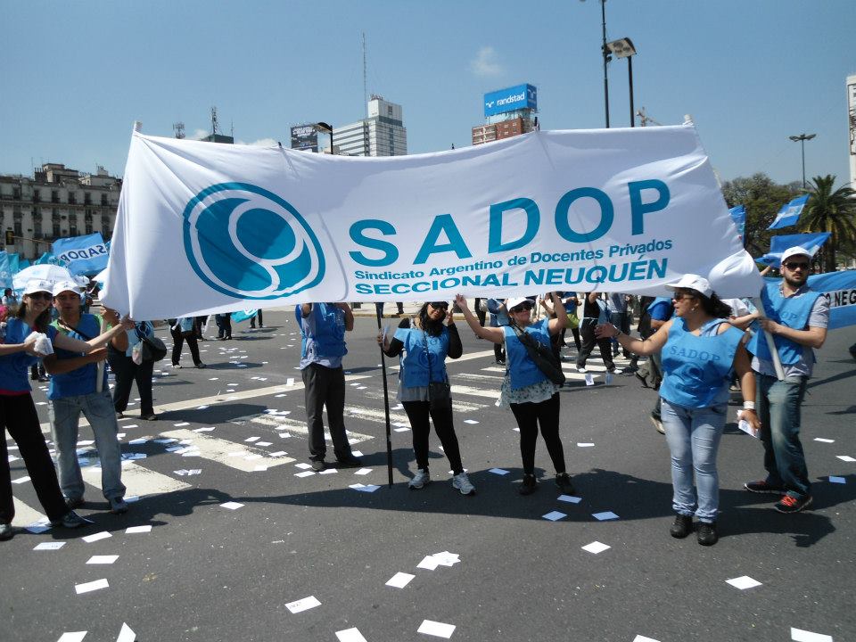 En este momento estás viendo Neuquén dijo presente en la marcha federal de SADOP.